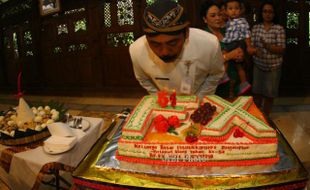 FOTO ULTAH KE-54 FX HADI RUDYATMO : Meniup Lilin