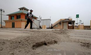 SOLOPOS TV : Video Warga Soloraya Bersihkan Abu Kelud