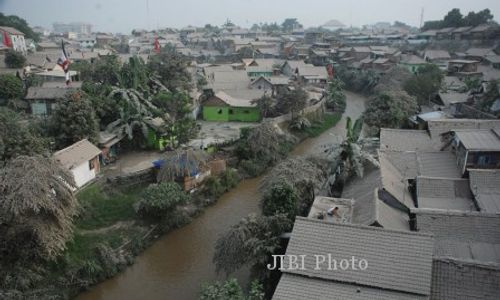 DAMPAK LETUSAN KELUD : Warga UGM Bersihkan Abu Vulkanik