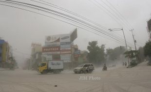 FOTO GUNUNG KELUD MELETUS : Menyelimuti Jl Slamet Riyadi