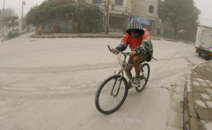 FOTO GUNUNG KELUD MELETUS : Mengayuh Sepeda 