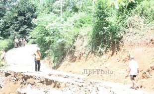 LONGSOR KARANGANYAR : Jalan di Matesih Ambles, 4 Keluarga Mengungsi