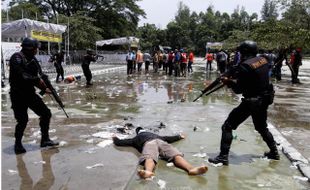 FOTO PEMILU 2014 : Melumpuhkan Demonstran 