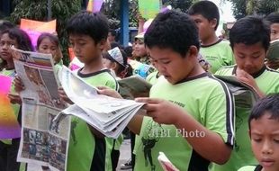  HARI PERS NASIONAL : Anak-anak di Lereng Merbabu Baca Koran Bersama 