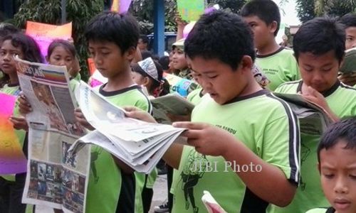  HARI PERS NASIONAL : Anak-anak di Lereng Merbabu Baca Koran Bersama 