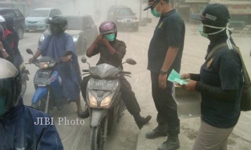 GUNUNG SLAMET SIAGA : Wartawan Bagikan Masker untuk Warga dan Siswa Sekolah