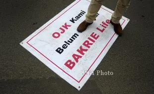 FOTO UNJUK RASA : Adukan Bakrie Life