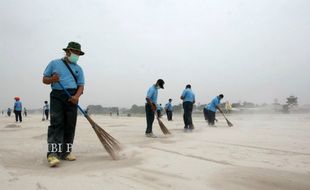 DAMPAK LETUSAN KELUD : Bandara Adisutjipto Dibuka Rabu