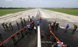 FOTO DAMPAK LETUSAN KELUD : Membersihkan Landasan Pacu Bandara Adi Sumarmo