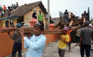 FOTO DAMPAK LETUSAN KELUD : Bantuan Bahan Bangunan Tidak Merata