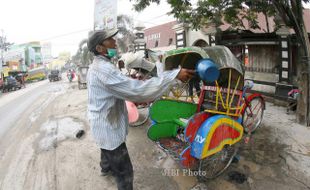 FOTO GUNUNG KELUD MELETUS : Membersihkan Becak