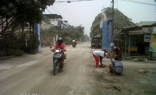 DAMPAK LETUSAN KELUD : Sleman Sediakan 60.000 Karung Plastik untuk Bersihkan Abu Vulkanik