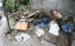 FOTO PEDAGANG BURUNG DEPOK : Membongkar Lapak