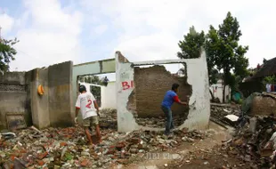 FOTO RUMAH BANTARAN SUNGAI BENGAWAN SOLO : Membongkar Rumah 