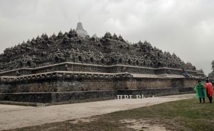 FOTO GUNUNG KELUD MELETUS : Borobudur Ditutup Terpaulin