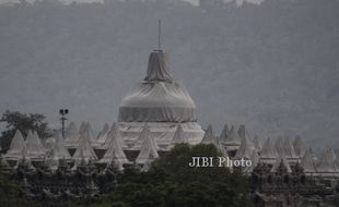 FOTO DAMPAK LETUSAN KELUD : Melindungi Candi Borobudur