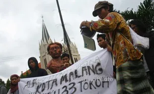 FOTO DEMO BUKU SASTRA : Menuntut Kemendikbud mengkaji ulang Buku Sastra 