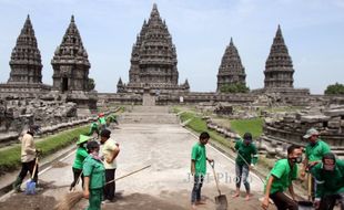 FOTO DAMPAK LETUSAN KELUD : Membersihkan Candi Prambanan