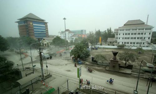 DAMPAK LETUSAN KELUD : Wah! Hujan Abu, Orang Solo Ngungsi ke Hotel