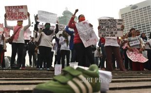 FOTO DEMO BURUH : Aksi Tolak PHK Sepihak