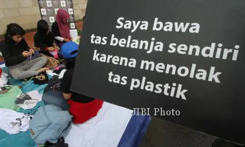 FOTO EARTH HOUR INDONESIA : Kurangi Penggunaan Tas Plastik