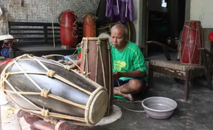 FOTO PERAJIN : Kendang Mbah Mo Bertahan Melawan Zaman