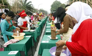 FOTO FESTIVAL JENANG SOLO 2014 : Memarut Kelapa Massal 