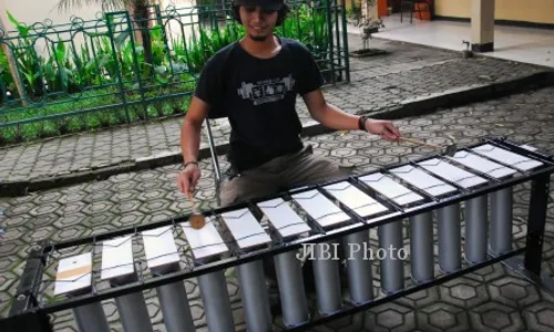 FOTO GAMELAN KERAMIK : Memainkan Gamelan Keramik 