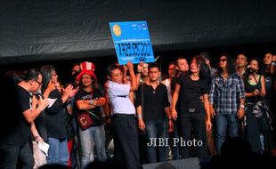 FOTO DARI GITARIS UNTUK INDONESIA :  Terkumpul 1,7 milyar