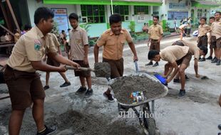 FOTO GUNUNG KELUD MELETUS : Bersihkan Sekolah 