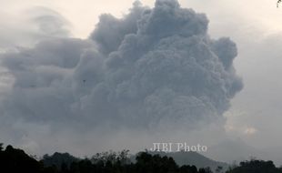 FOTO GUNUNG KELUD MELETUS : Abu Vulkanik Membumbung Tinggi