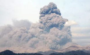 FOTO GUNUNG KELUD MELETUS : Letusan Gunung Kelud