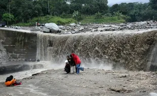 FOTO DAMPAK LETUSAN KELUD : Bahaya Lahar Dingin Kelud