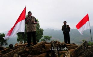 FOTO PRESIDEN KUNJUNGI GUNUNG PADANG :  Memberikan Paparan Kebangsaan