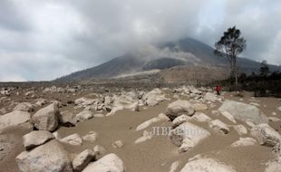 GUNUNG SINABUNG MELETUS : 14 Korban Awan Panas Sinabung Dimakamkan