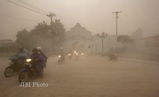 GUNUNG KELUD MELETUS : BMKG Prediksi Malang Diguyur Hujan Abu, Warga Diminta Siap-Siap! 