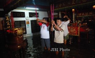 FOTO TAHUN BARU IMLEK :  Sembahyang Imlek Saat Banjir