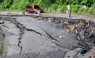 FOTO JALAN RAYA AMBLES : Jalan raya Kendal-Temanggung Amblas