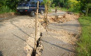 FOTO JALAN AMBLES PAMEKASAN :  Hanya Dapat Dilalui Mobil Ukuran Kecil