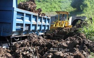  FOTO LONGSOR : Jalan di Tulungagung Tertimbun Tanah Longsor 