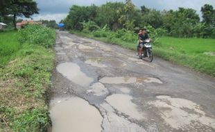 JALAN RUSAK : Jalan Mojosongo-Plupuh di Sragen Rusak Parah