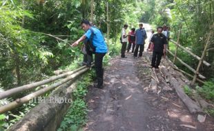 Jembatan Lintas Provinsi ini Hanya Pakai Penopang Kayu