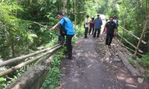 Jembatan Lintas Provinsi ini Hanya Pakai Penopang Kayu