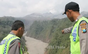 FOTO GUNUNG KELUD MELETUS : Melakukan Pemantauan Zona 4 km 