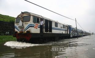 BANJIR JAKARTA : Stasiun Kota dan Tanah Abang Terendam Banjir, KRL Tergangu