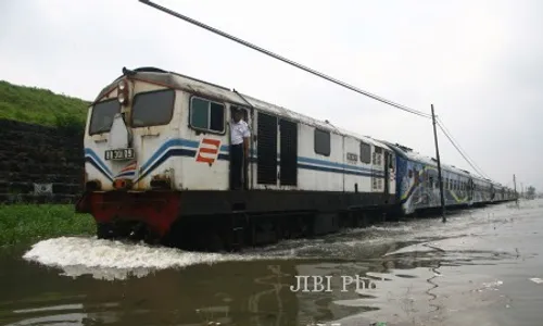 BANJIR JAKARTA : Stasiun Kota dan Tanah Abang Terendam Banjir, KRL Tergangu