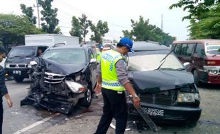 KECELAKAAN SRAGEN : Avanza Pecah Ban, 3 Mobil Terlibat Kecelakaan Karambol