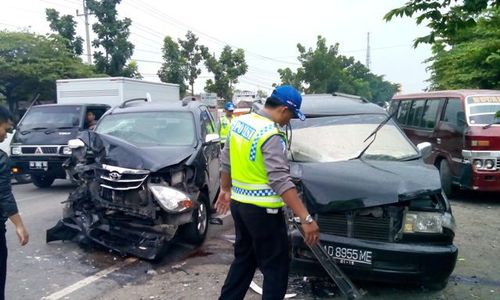 KECELAKAAN SRAGEN : Avanza Pecah Ban, 3 Mobil Terlibat Kecelakaan Karambol