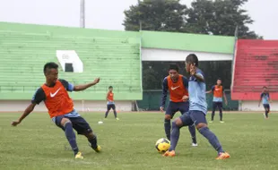 JELANG TIMNAS U-19 Vs PRA PON JATENG : Terlalu Tebal, Timnas Minta Rumput Manahan Dipotong