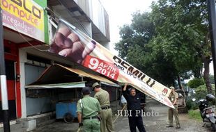 PEMILU 2014 : Dianggap Berbahaya, APS KPU Dicopot Panwascam Jebres 